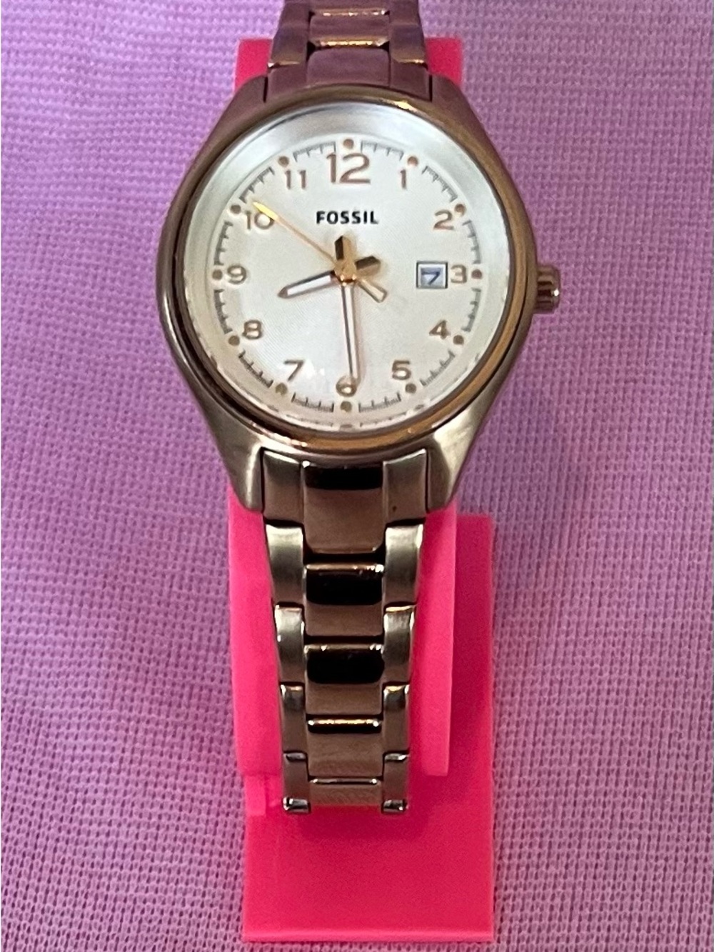 Elegant Fossil Gold Tone Watch with White Dial.